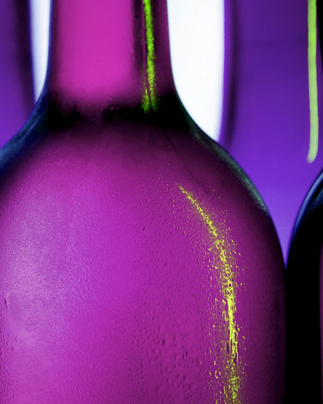 Weinflaschen lila